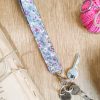 Compress_20260212_205322_2984 Wristlet - privjesak -Wildfowers on Grey