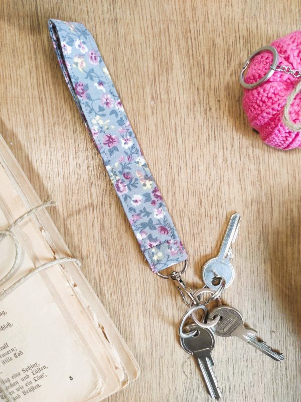 Compress_20260212_205322_2984 Wristlet - privjesak -Wildfowers on Grey
